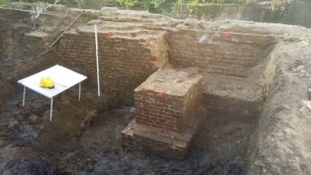 Resten vestingmuur met toren in de Hazewindhondstraat