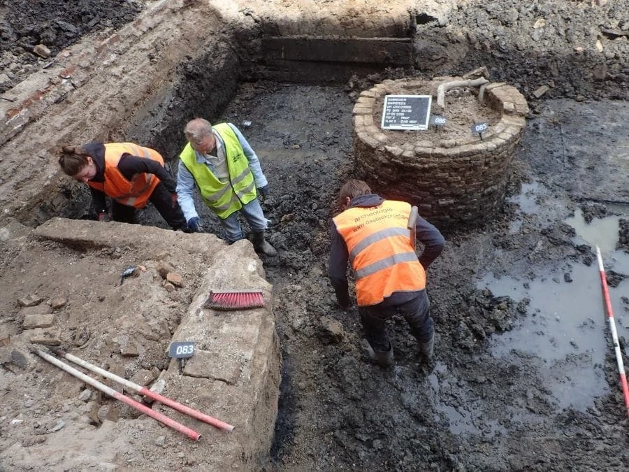 Een gracht met nog verassend veel water tijdens opgraving Knipsteeg Gorinchem