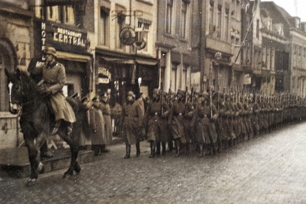 Marcherende Duitse troepen op de Grote Markt (1940)