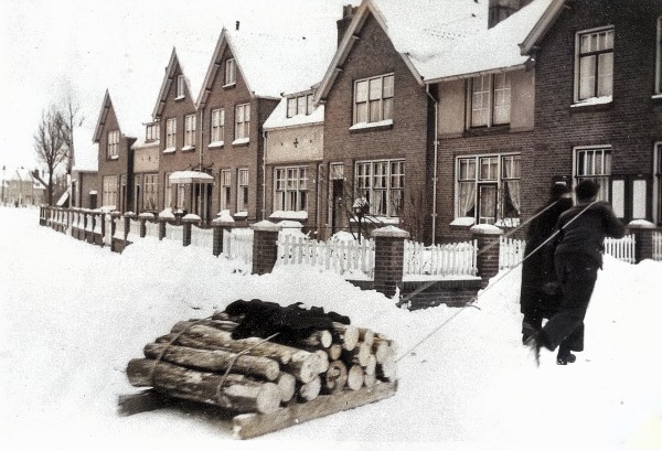 Verzamelen van brandhout in de winter van 1945