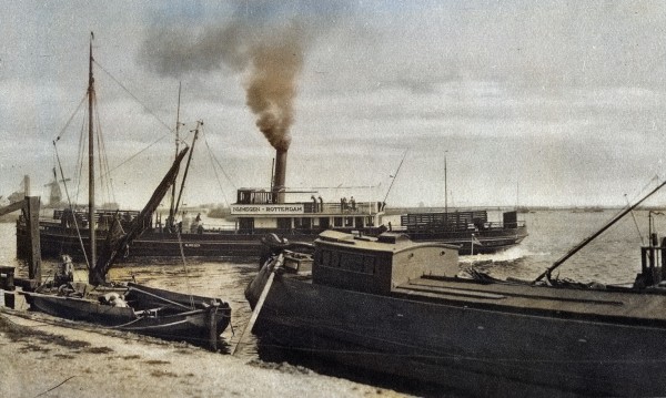 Veerdienst Nijmegen-Rotterdam, bij de aanlegplaats Buiten de Waterpoort.