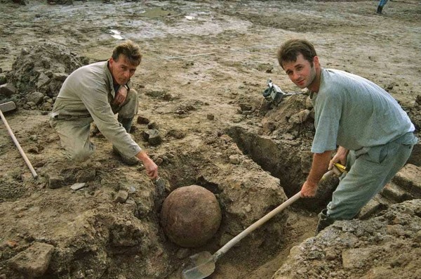 Stenen kogels op het terrein van de voorburcht in 1996